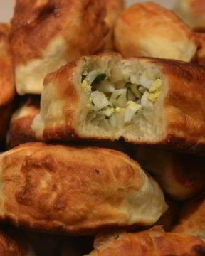 Пирожки с зеленым луком и яйцом