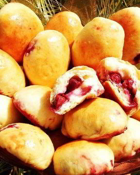 Сдобные пирожки с вишней