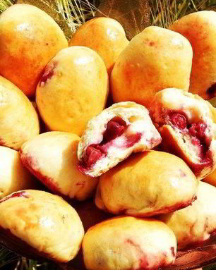 Сдобные пирожки с вишней