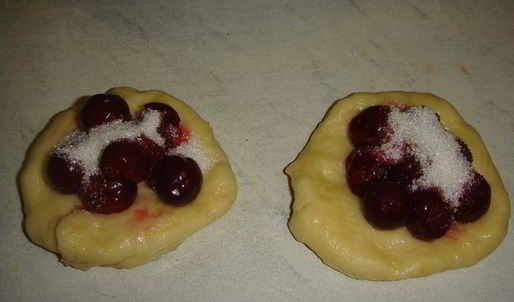 сдобные пирожки с вишней