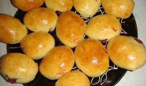 сдобные пирожки с вишней