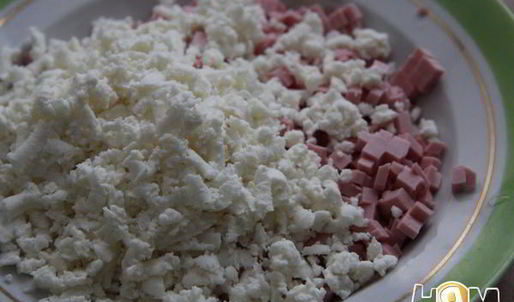 закусочные пирожки с колбасой и сыром