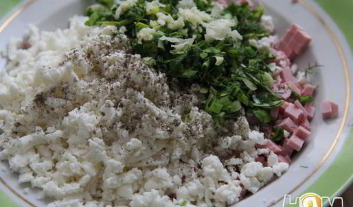 закусочные пирожки с колбасой и сыром