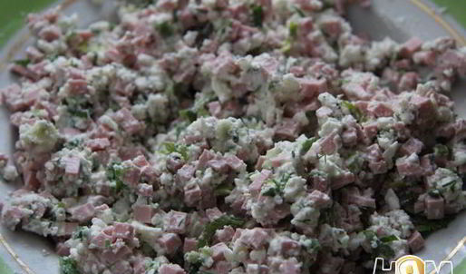 закусочные пирожки с колбасой и сыром