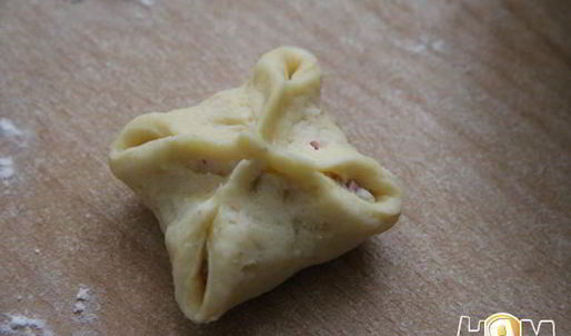 закусочные пирожки с колбасой и сыром