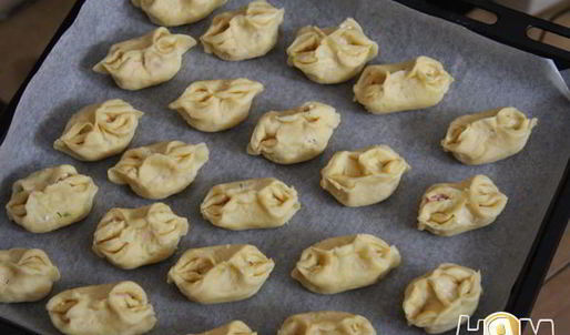 закусочные пирожки с колбасой и сыром