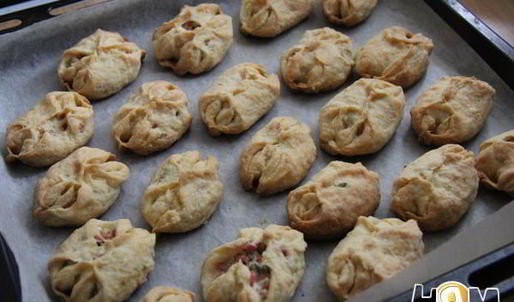 закусочные пирожки с колбасой и сыром