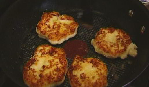 жареные пирожки из картофеля и творога