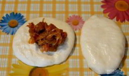 жареные пирожки с капустой на кислом молоке