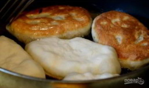 жареные пирожки с капустой на кислом молоке