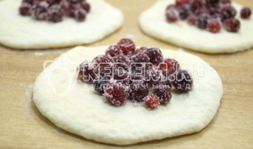 жареные пирожки с клюквой