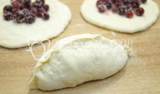 жареные пирожки с клюквой