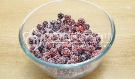 жареные пирожки с клюквой