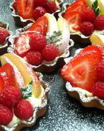 Фруктовые пирожные с сыром маскарпоне и белым шоколадом