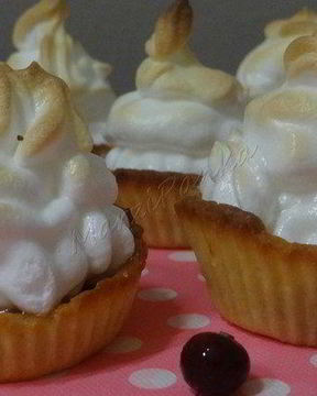 Клюквенные пирожные с меренгой