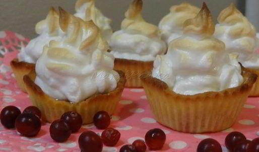 клюквенные пирожные с меренгой