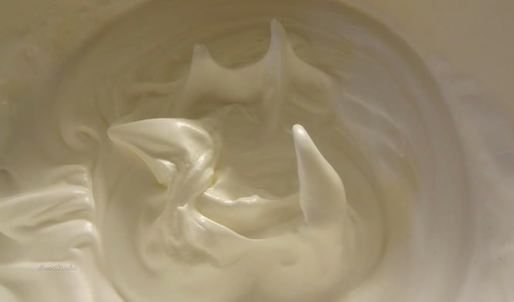 клюквенные пирожные с меренгой