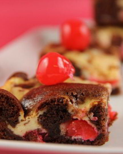 Рецепт мраморного брауни с прослойкой из сливочного сыра и коктейльной вишни