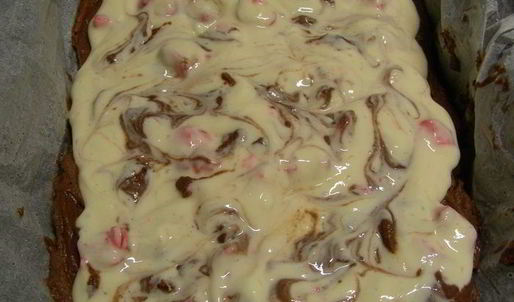 мраморный брауни с прослойкой из сливочного сыра и коктейльной вишни