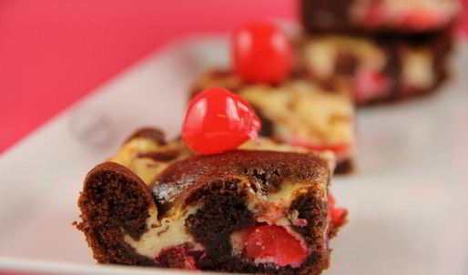 мраморный брауни с прослойкой из сливочного сыра и коктейльной вишни