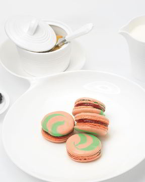 Пирожное макарон с малиной и анисом