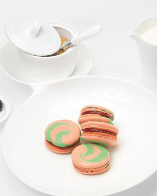 Пирожное макарон с малиной и анисом