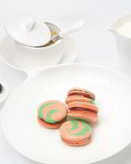 Пирожное макарон с малиной и анисом