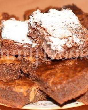 Шоколадные брауни с арахисовыми завитками