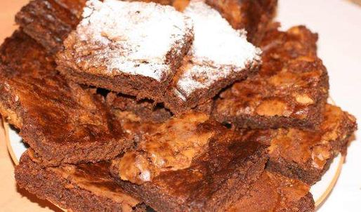 шоколадные брауни с арахисовыми завитками