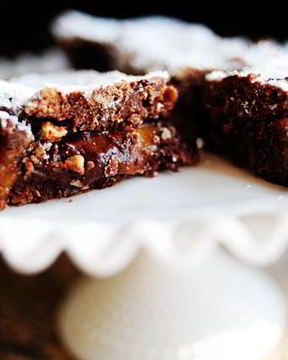 Шоколадные пирожные с орехами