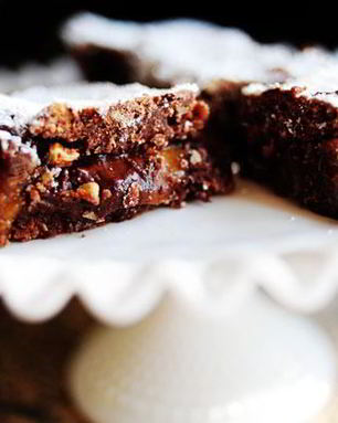 Шоколадные пирожные с орехами