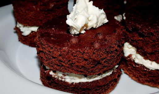 шоколадные пирожные со сливочно-ванильным кремом