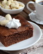 Шоколадные пирожные со вкусом миндаля