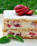 Слоеное пирожное с клубникой, сливками, белым шоколадом и ароматом лимона