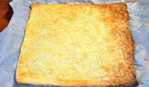 слоеное пирожное с клубникой, сливками, белым шоколадом и ароматом лимона