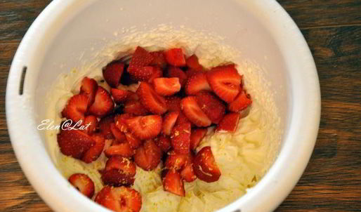 слоеное пирожное с клубникой, сливками, белым шоколадом и ароматом лимона