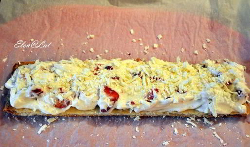 слоеное пирожное с клубникой, сливками, белым шоколадом и ароматом лимона