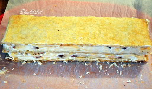 слоеное пирожное с клубникой, сливками, белым шоколадом и ароматом лимона