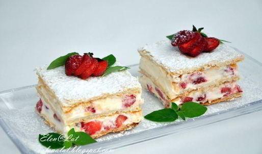 слоеное пирожное с клубникой, сливками, белым шоколадом и ароматом лимона