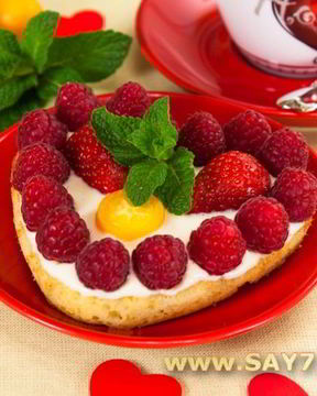 Цитрусовые пирожные Валентинки с фруктами