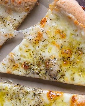 Белая пицца с итальянской смесью трав