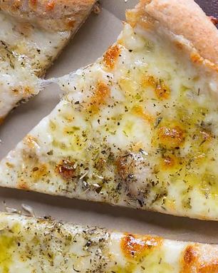 Белая пицца с итальянской смесью трав