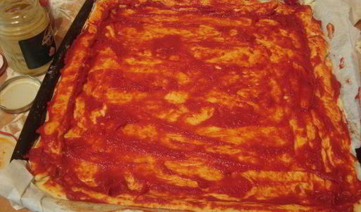 большая и вкусная пицца