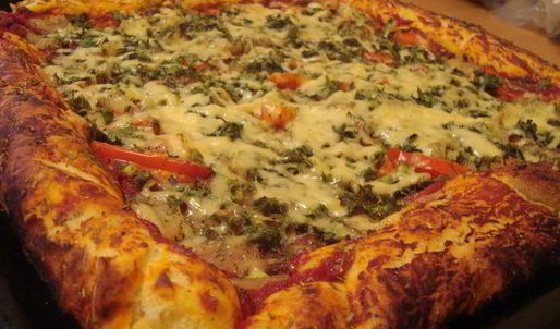 большая и вкусная пицца