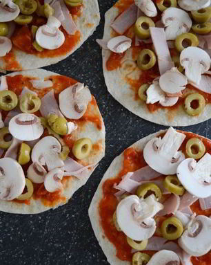 Быстрая пицца с оливками на лепешках
