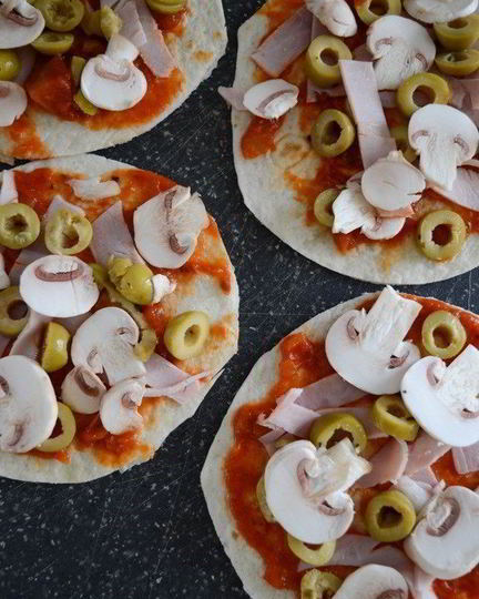 Рецепт быстрой пиццы с оливками на лепешках
