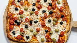 Пицца с помидорами