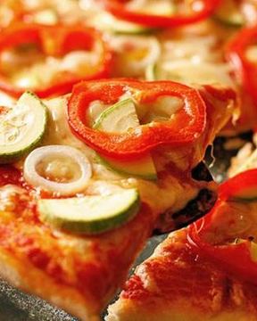 Домашняя овощная пицца под сыром