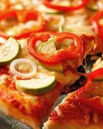 Домашняя овощная пицца под сыром