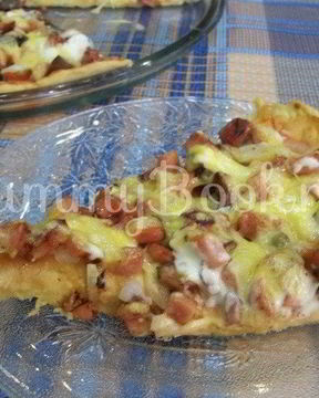 Домашняя пицца с колбасой и грибами